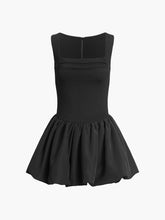 Kurzes Kleid mit tiefem Ausschnitt und quadratischem Ausschnitt